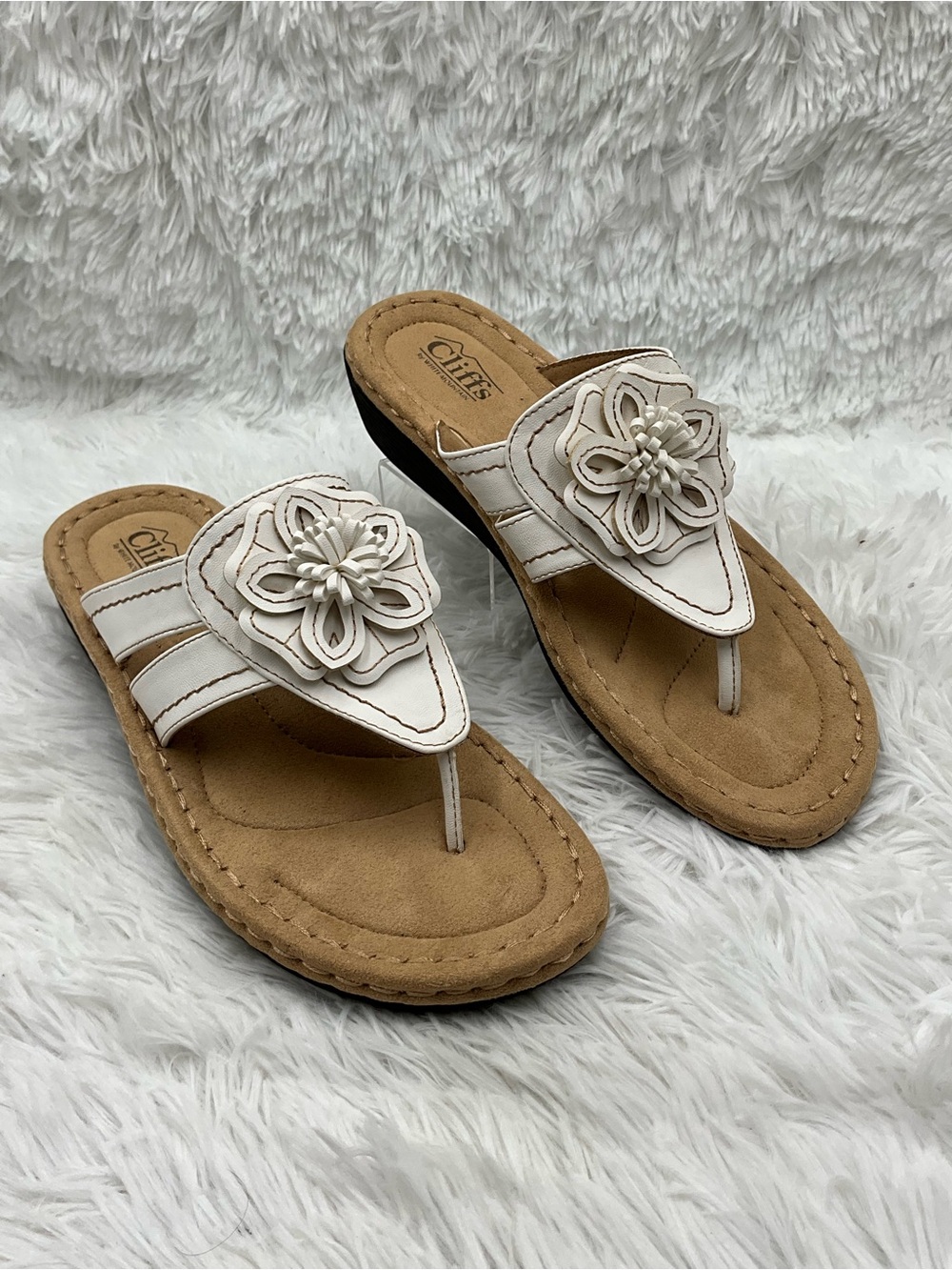 Cliffs by WHITE MOUNTAIN Sandals Size 9.5 White Floral Thong Low Wedge